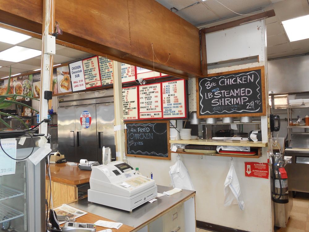 Leo's Seafood Restaurant : 13804 Coastal Hwy, Ocean City, MD 21842